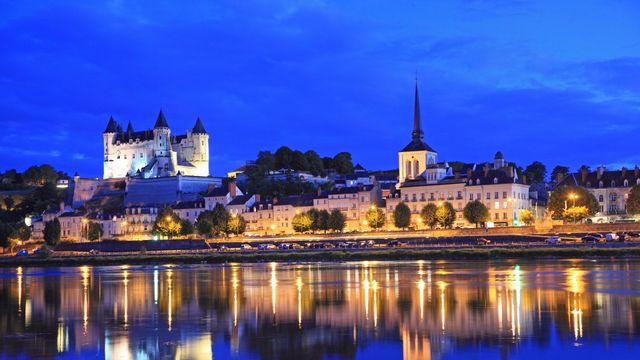 Saumur et son château au crépuscule, Vallée de la Loire