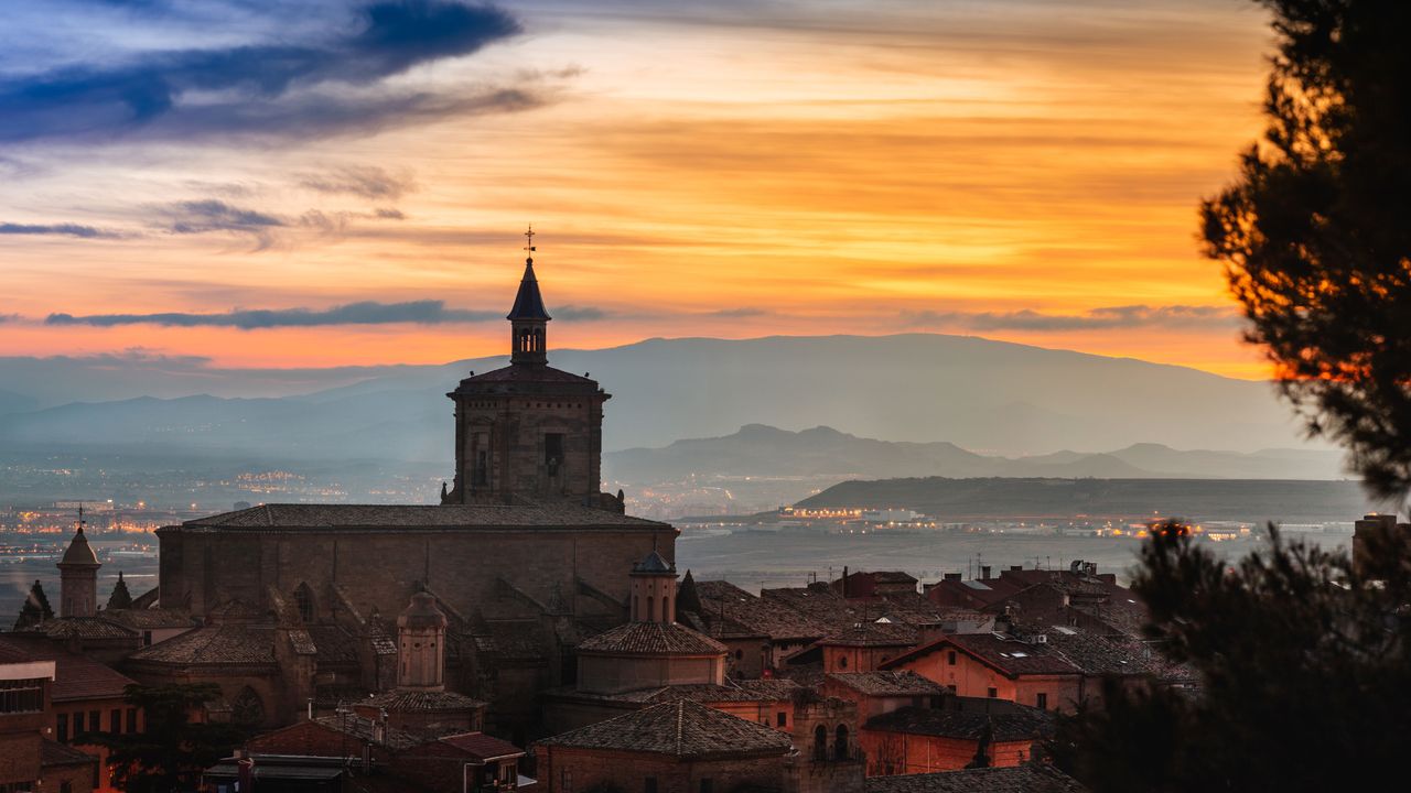Atardecer, con la majestuosa iglesia de Santa María, la ciudad de Logroño, Viana, Navarra, España