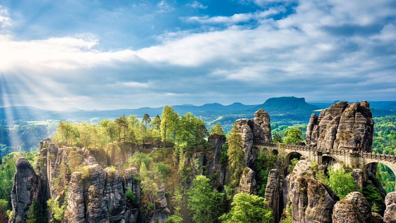 Elbsandsteingebirge und Basteibrücke im Nationalpark Sächsische Schweiz, Sachsen