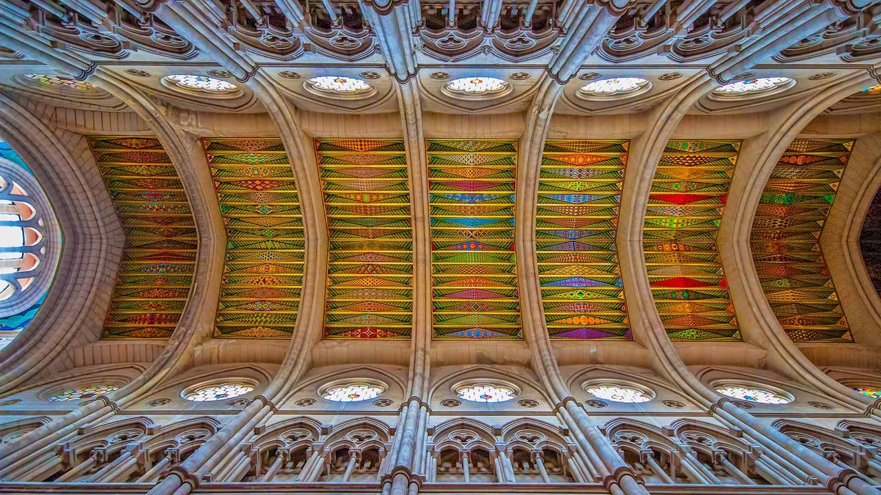 Detalle de la nave central de la catedral de La Almudena, Madrid