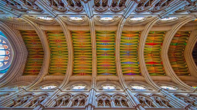 Detalle de la nave central de la catedral de La Almudena, Madrid