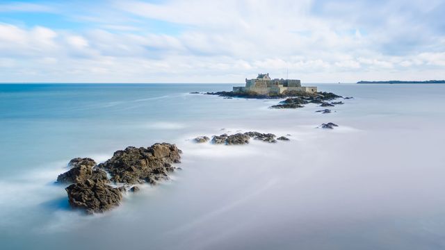 Le fort national de Saint-Malo à marée haute