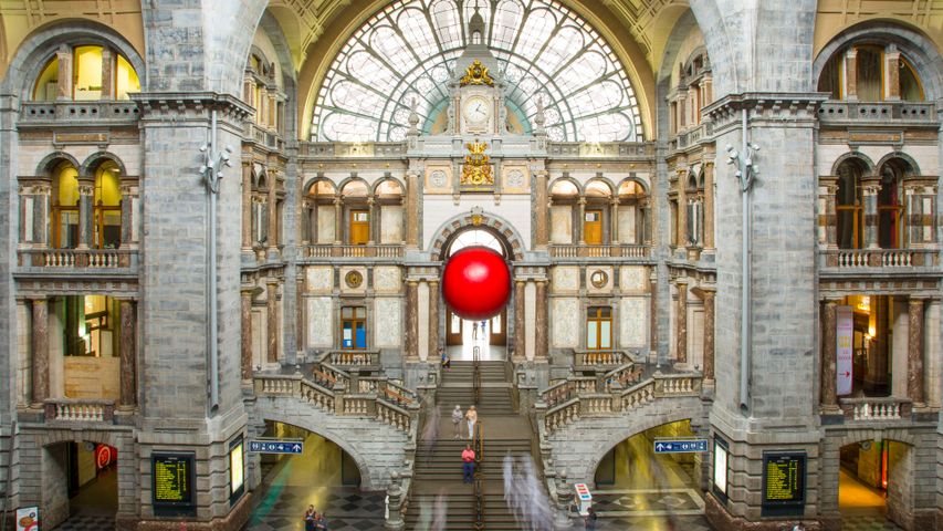 Die Kunstinstallation RedBall Project, Bahnhof Antwerpen-Centraal, Belgien