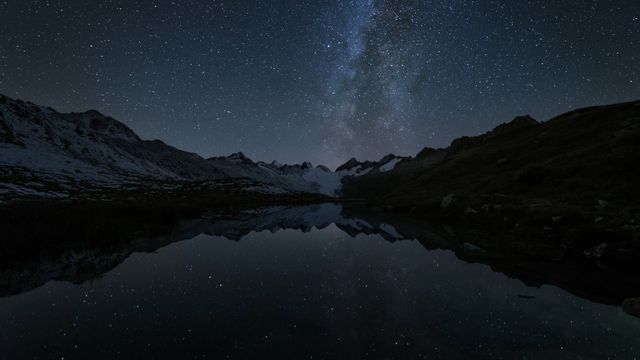 格里姆瑟尔山口Totesee山地湖中倒映出的星星,瑞士伯尔尼