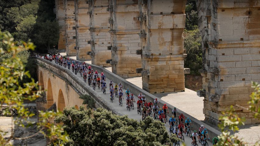 Ciclistas del Tour de Francia cruzando el Puente del Gard, Francia
