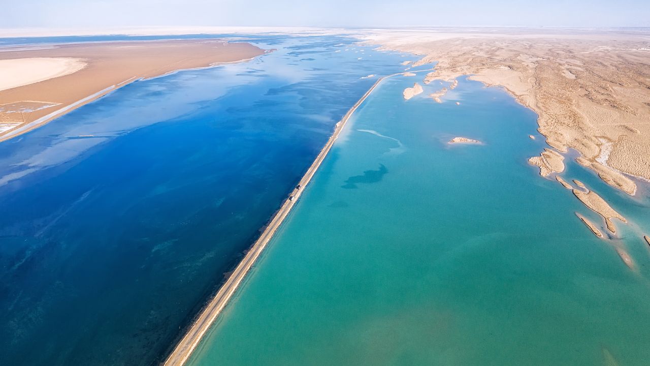 Strada G315 che attraversa il lago Xitai Jinaier, Qinghai, Cina
