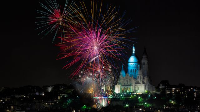 Feux d’artifice face à la basilique du Sacré-Cœur, Montmartre, Paris