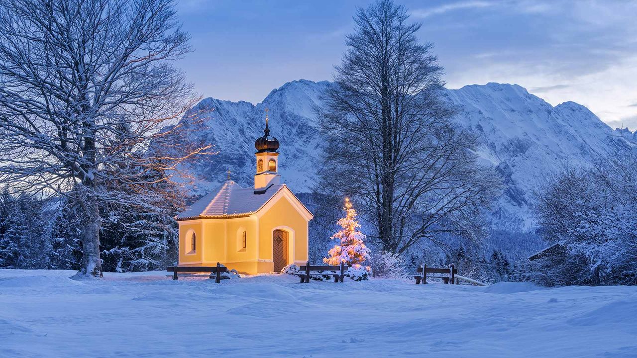 Kapelle Maria Rast bei Krün in Bayern mit dem Wettersteingebirge im Hintergrund