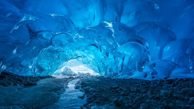 Eishöhle im Mendenhall‑Gletscher, Alaska, USA