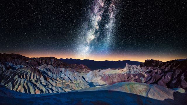 Voie lactée au-dessus de Zabriskie Point, Vallée de la Mort, Californie