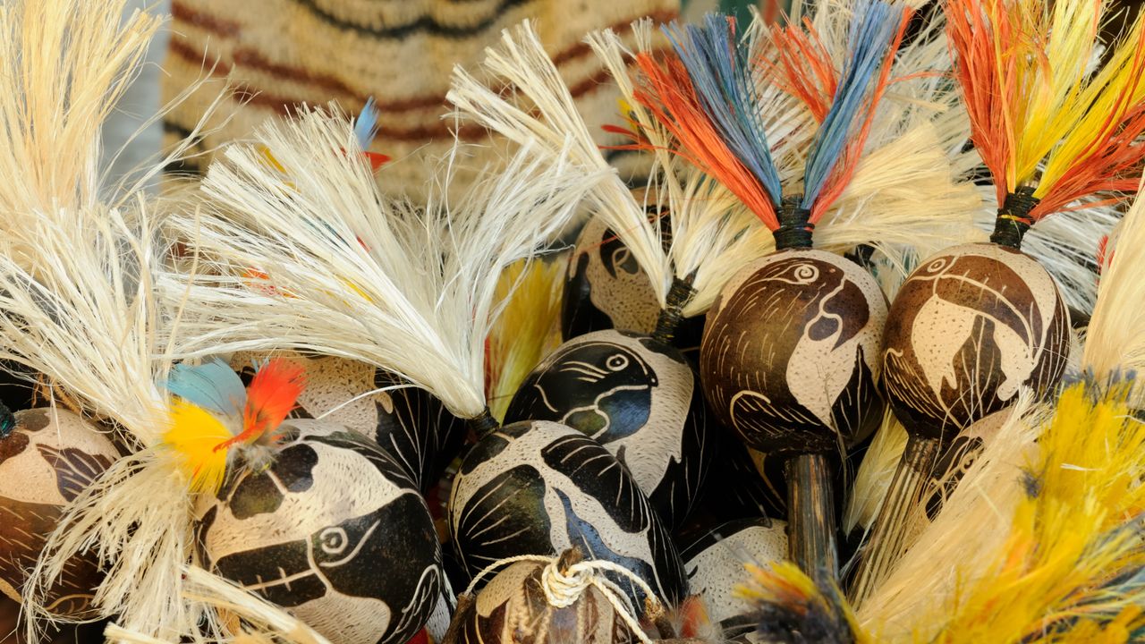 Figuras feitas pelos indígenas locais de Manaus, Brasil
