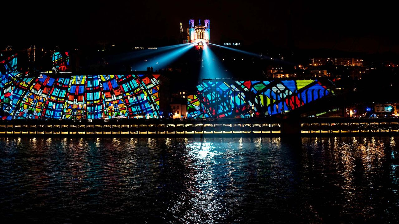 Basilique Notre Dame de Fourvière à Lyon pendant la Fête des Lumières
