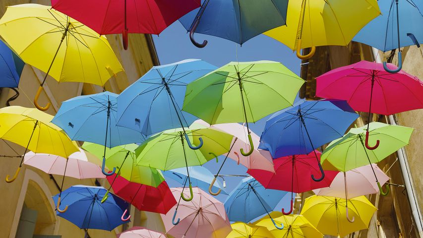 Parapluies colorés dans la rue de la Citadelle à Béziers, France