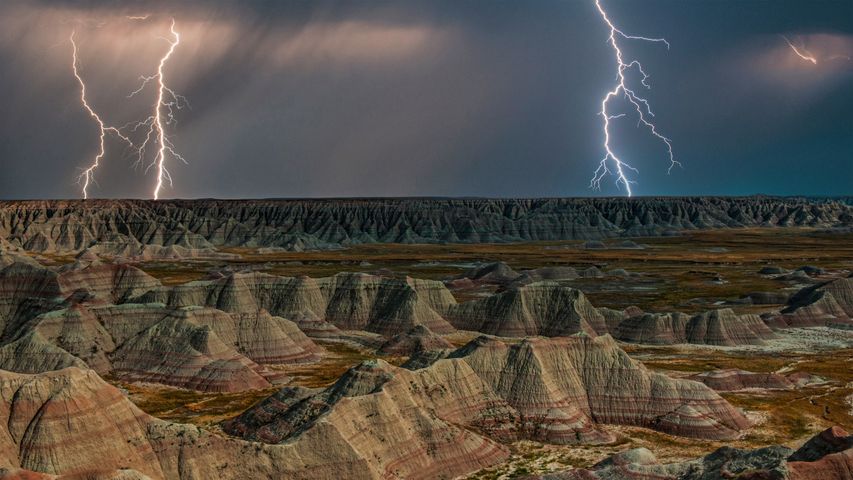Formations rocheuses sous un orage dans le parc national des Badlands, Dakota du Sud, États-Unis