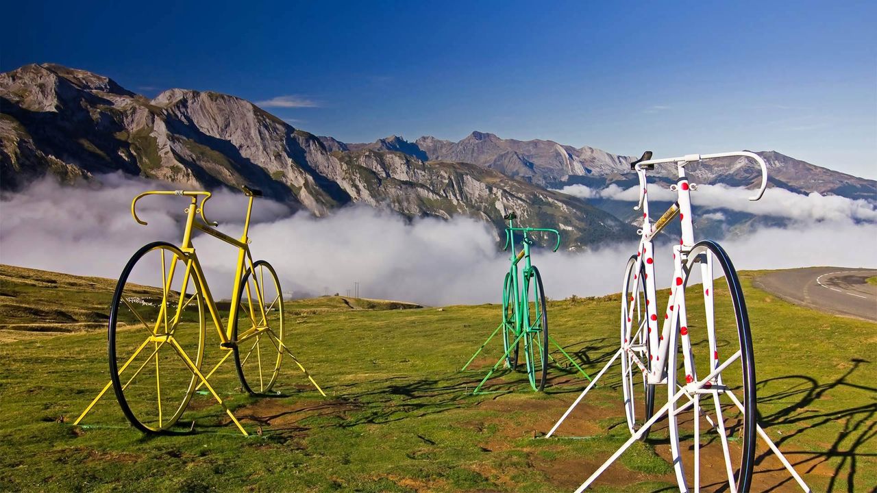Homenaje ciclista en el Col d’Aubisque, departamento de Altos Pirineos, Francia