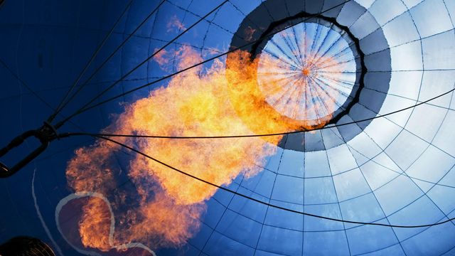 Heißluftballon, der mit einem Brenner aufgeheizt wird, Bad Wiessee, Bayern, Deutschland