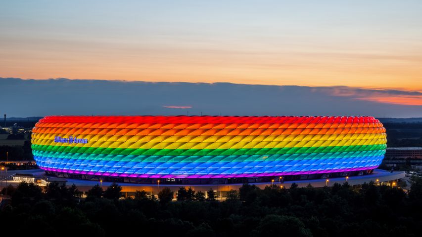 Die Allianz Arena in Regenbogenfarben beleuchtet, München, Deutschland