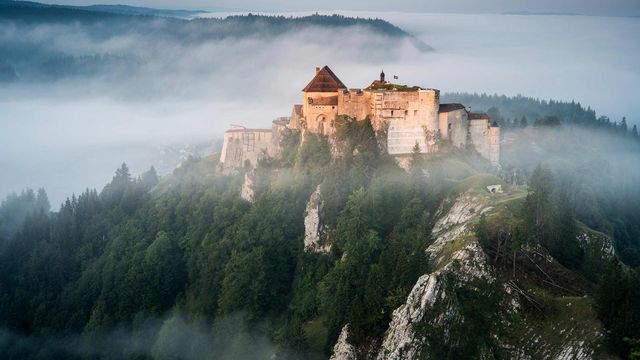 汝拉山中的Chateau de Joux堡,法国