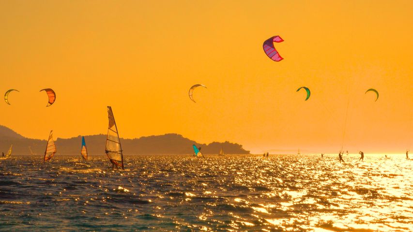 克罗地亚佩列沙茨半岛附近的风筝冲浪者和风帆冲浪者