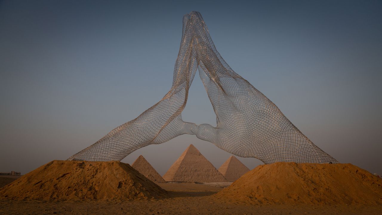 ‘Together’ de Lorenzo Quinn, Grandes Pyramides de Gizeh, Le Caire, Égypte