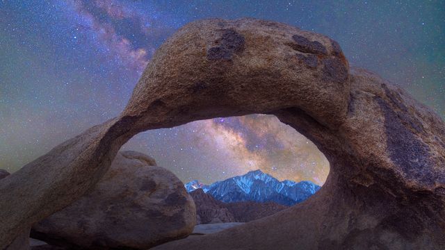 Arco y Vía Láctea, Alabama Hills, Sierra Nevada, California, EE. UU.