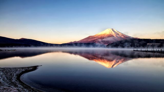 「山中湖から見た富士山の朝焼け」山梨県
