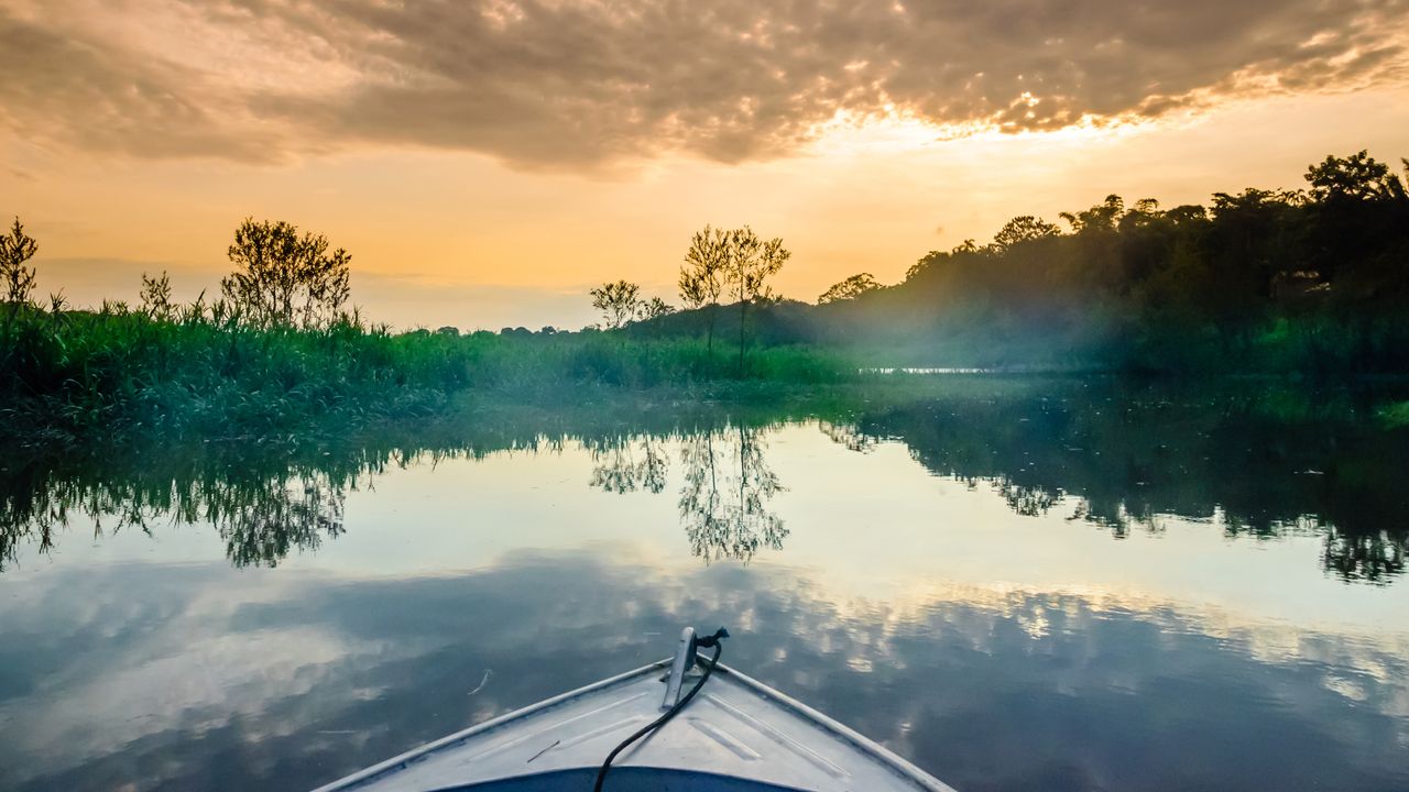 Vista de um barco na Amazônia