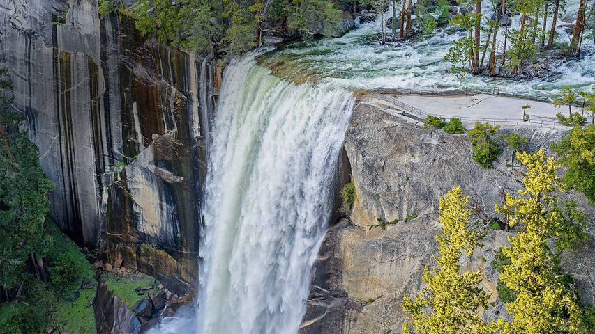 优胜美地国家公园中的春季瀑布