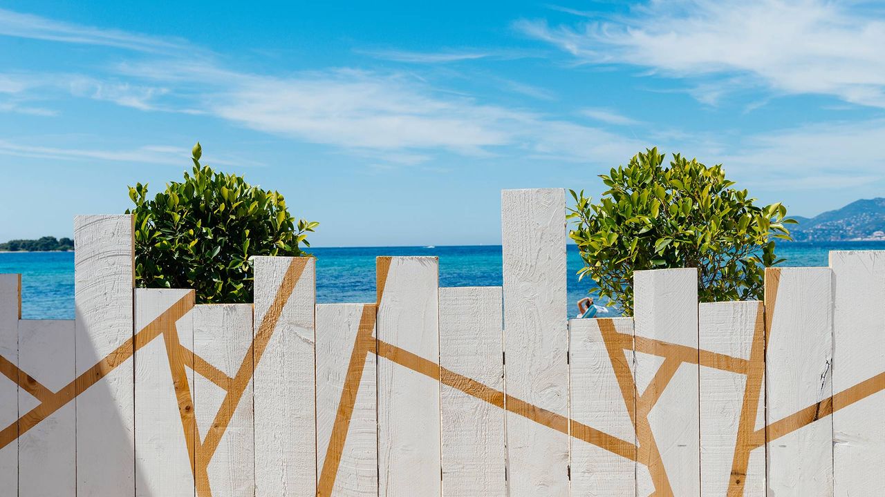 Vue sur la Méditerranée au-dessus d’une palissade, Cannes