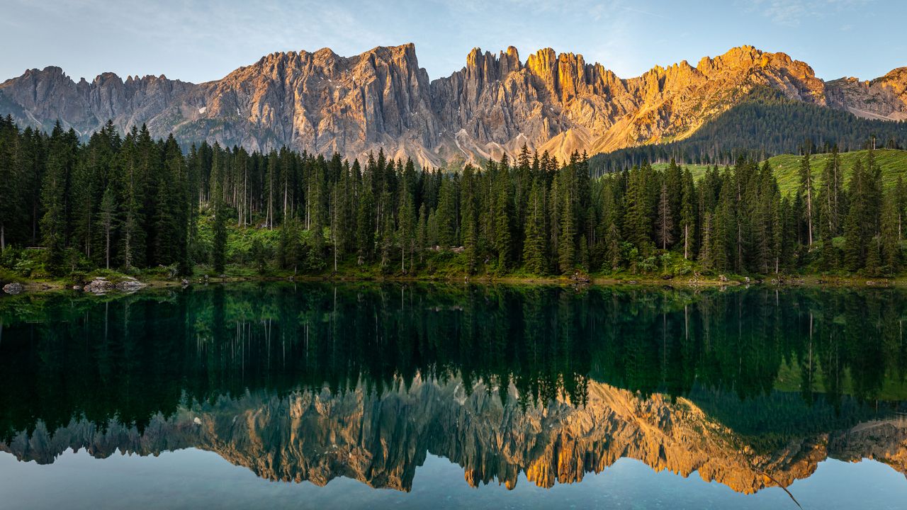 Il Lago di Carezza nelle Dolomiti all'alba, Bolzano, Italia