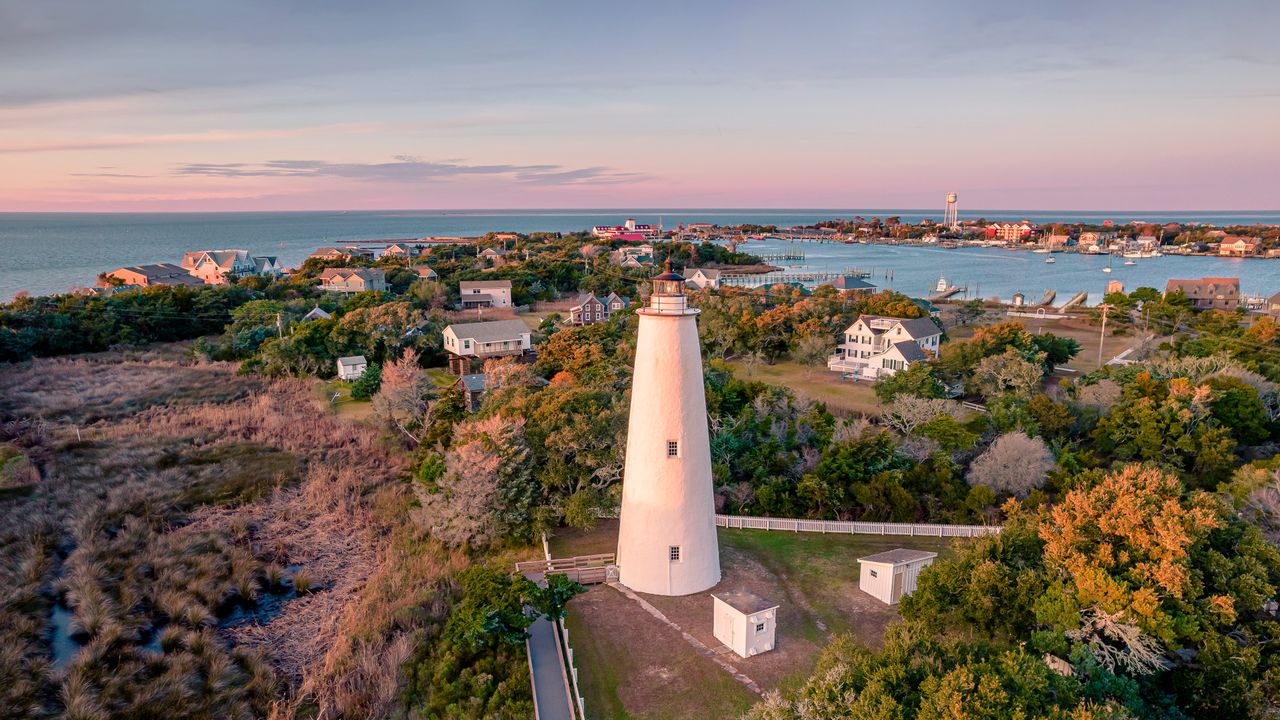Faro de Ocracoke en la isla de Ocracoke, Carolina del Norte, EE.UU.