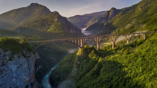 「タラ渓谷の橋」モンテネグロ