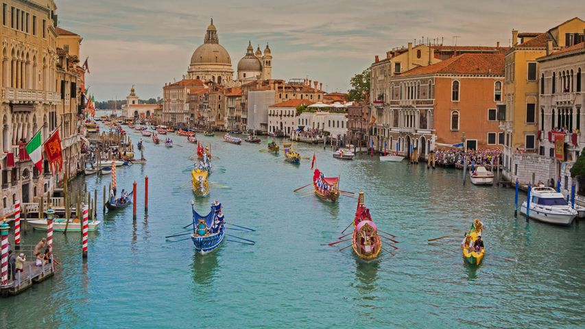 在大运河上举办的赛船节， 意大利威尼斯