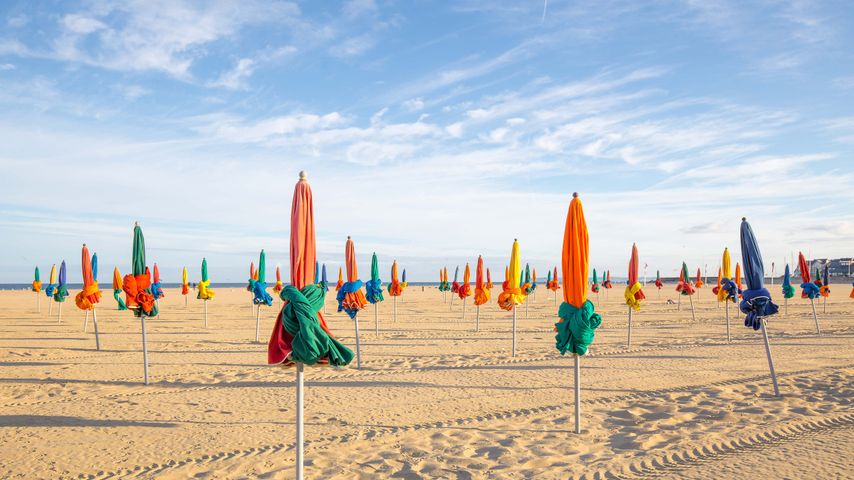 Les célèbres parasols multicolores de la plage de Deauville, Normandie