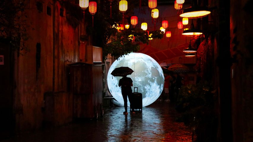 Mond-Installation während der Feierlichkeiten zum Mondfest in Kuala Lumpur, Malaysia
