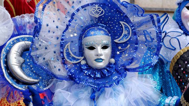 Masque vénitien lors du carnaval vénitien de Mayenne pour Mardi gras, Loire