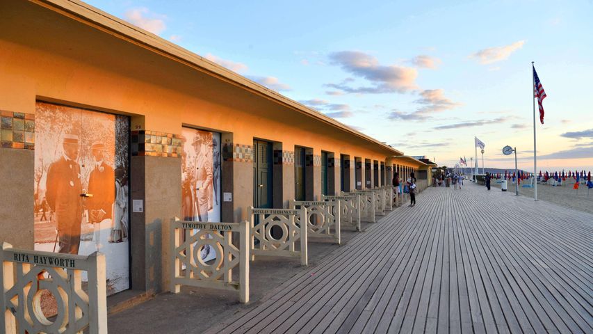 Les planches de Deauville et les cabines aux noms de personnalités du cinéma américain, Calvados