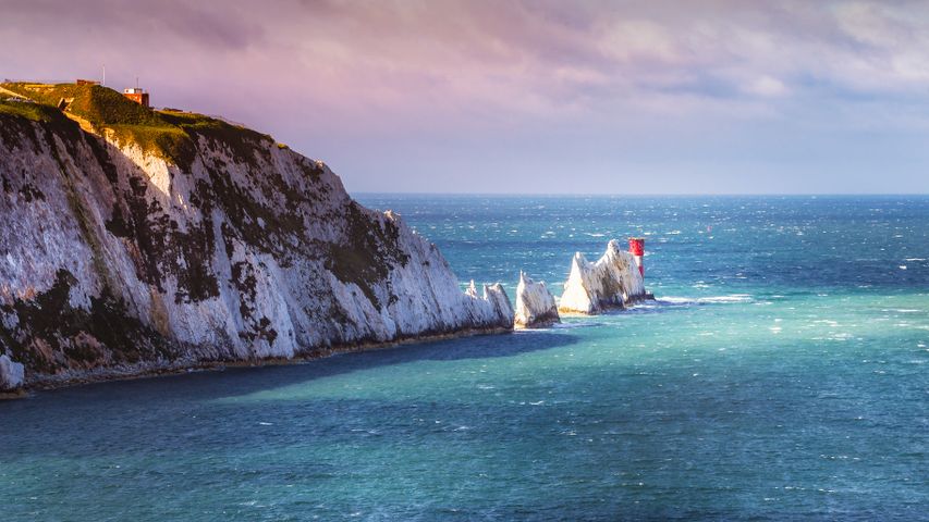 英格兰怀特岛上的尼德尔斯白垩岩石和19世纪的灯塔。