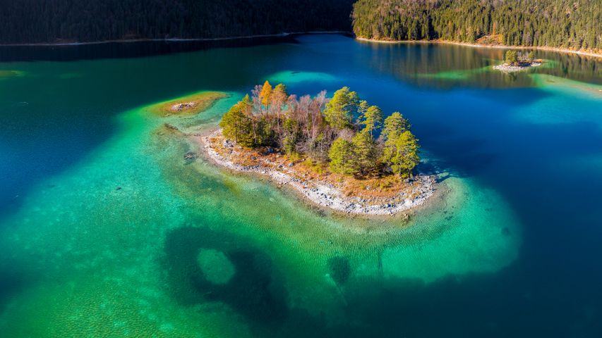 Busy lake, silent island