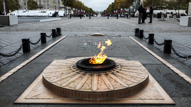 Tombe du soldat inconnu sous l’Arc de Triomphe à Paris lors des commémorations du 11 novembre