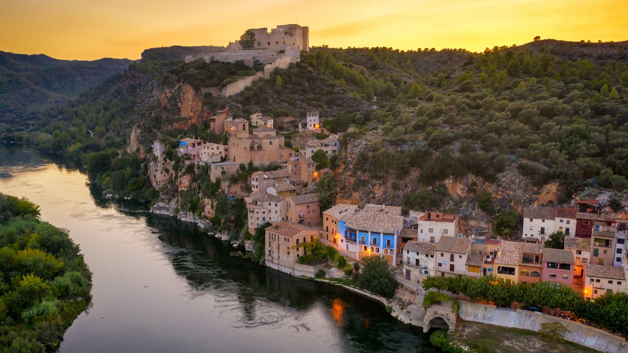 Miravet en el río Ebro, Tarragona, Cataluña, España