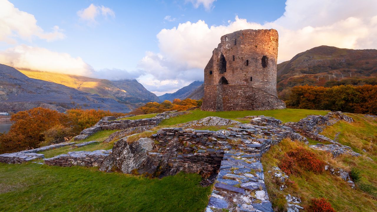 Dolbadarn Castle, Llanberis, Eryri National Park (Snowdonia), Wales