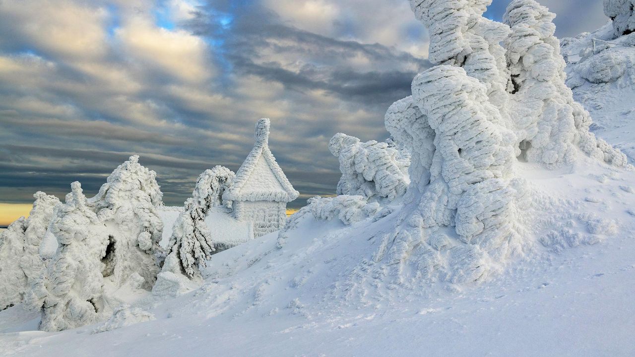 Eingeschneite Arberkapelle am Großen Arber, Niederbayern, Bayern