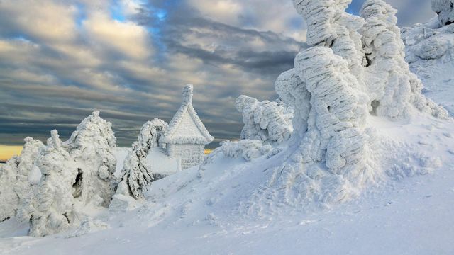 Eingeschneite Arberkapelle am Großen Arber, Niederbayern, Bayern