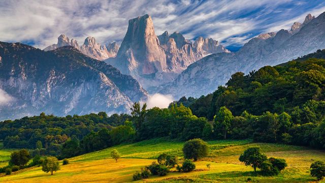 Vista del Naranjo de Bulnes, Picos de Europa, Asturias