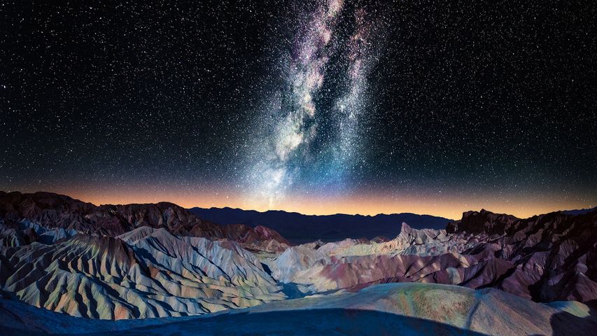 A Via Láctea sobre Zabriskie Point, Death Valley, na Califórnia, nos EUA