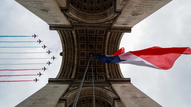 La Patrouille de France survolant l’Arc de Triomphe lors des célébrations du 14 juillet 2020
