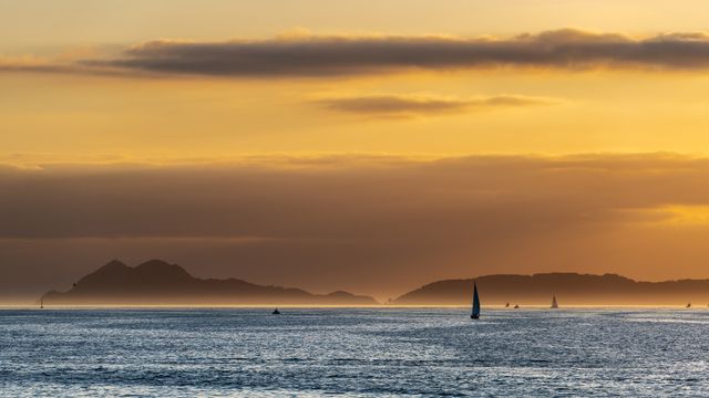 Veleros cerca de las Islas Cíes en Galicia, España