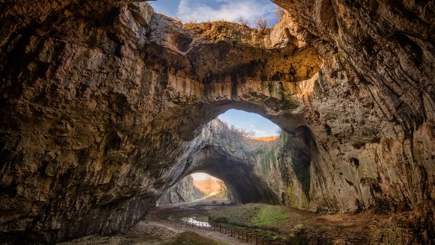 德弗塔什卡洞, Devetaki村庄，保加利亚
