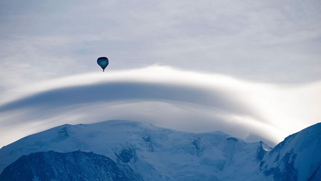 Le Mont Blanc, surmonté d’un nuage lenticulaire et d’une montgolfière, Haute-Savoie